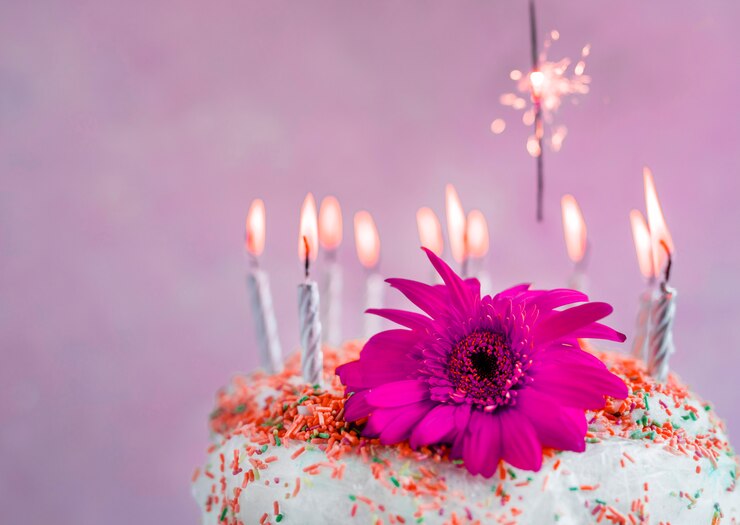 Foto gratuito torta di compleanno davanti alla priorità bassa dell&#39;acquerello