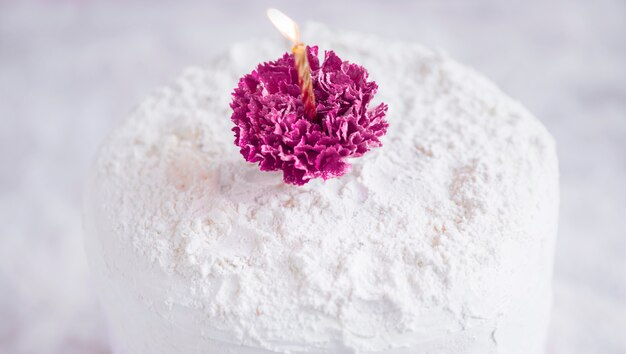 Torta di compleanno davanti alla priorità bassa dell&#39;acquerello