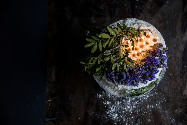 Torta di compleanno decorata con fiori