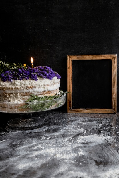 Torta di compleanno decorata con fiori