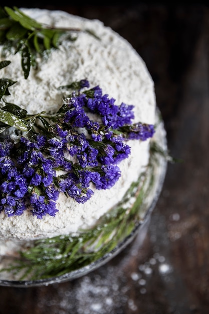 Torta di compleanno decorata con fiori