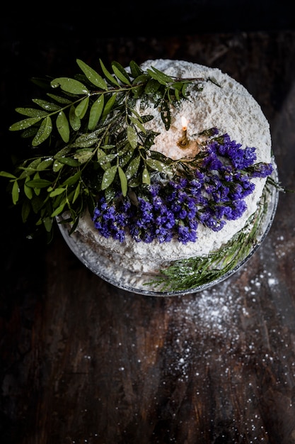 Torta di compleanno decorata con fiori