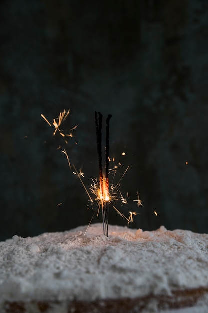 Torta di compleanno decorata con uno sparkler