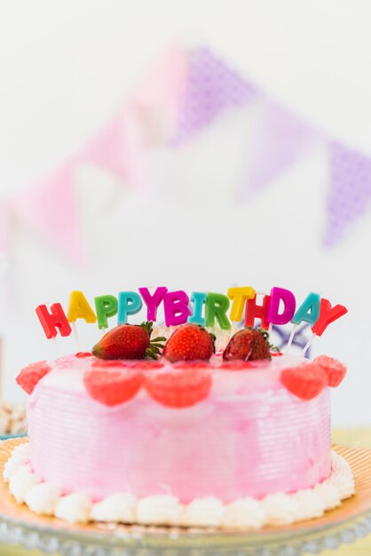 Torta di compleanno deliziosa fragola con candele colorate