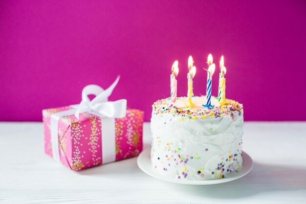 Torta di compleanno e piccolo regalo