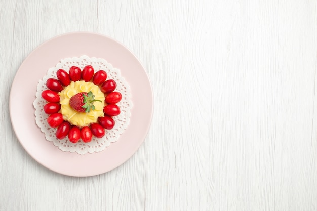 Torta di crema gustosa vista dall'alto con cornioli sulla scrivania bianca