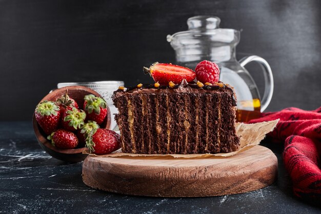 Torta di crepe al cacao con fragole.