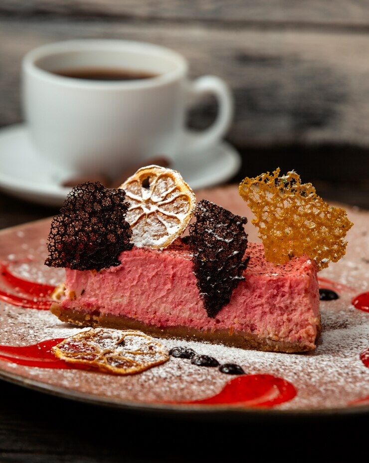 Foto gratuito torta di formaggio alla fragola sul tavolo