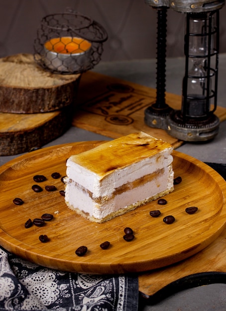 Torta di formaggio classica sul tavolo