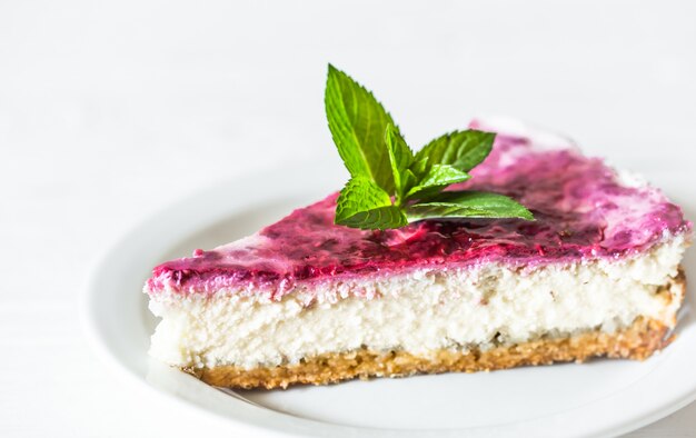 torta di formaggio su sfondo bianco