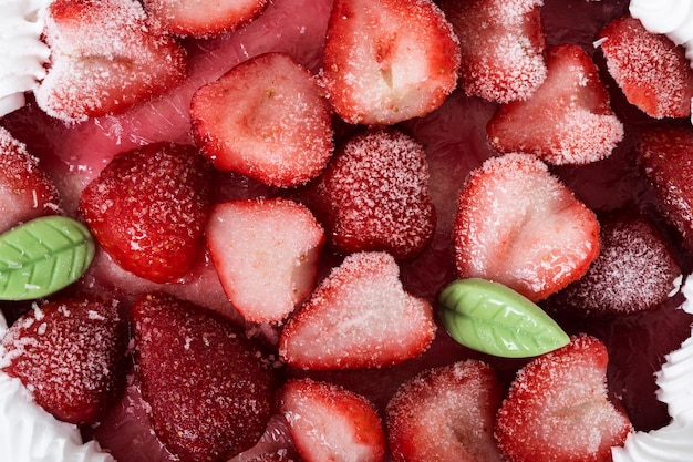 Torta di fragole con crema isolato su sfondo bianco. Avvicinamento