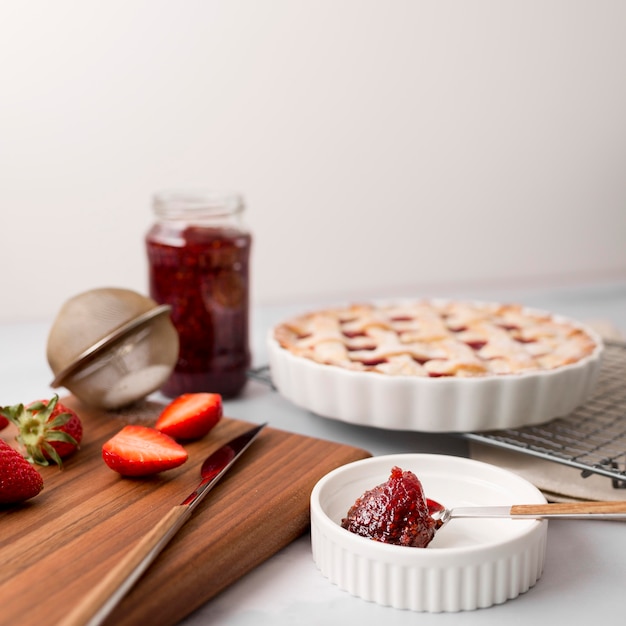 Torta di fragole fatta in casa e marmellata in barattolo