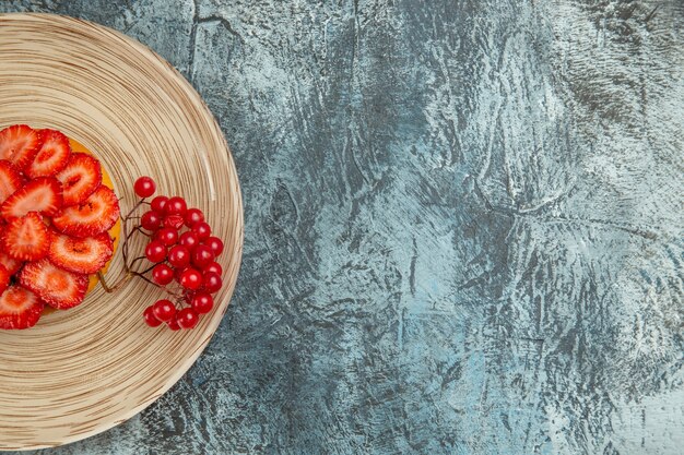 Torta di fragole gustosa vista dall'alto con bacche rosse sulla scrivania scura