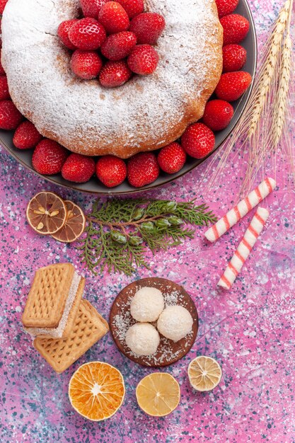 Torta di fragole gustosa vista dall'alto con cialde sul rosa