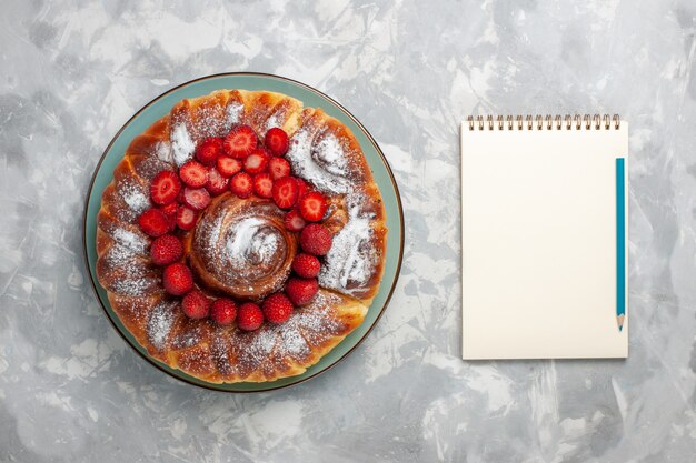 Torta di fragole gustosa vista dall'alto con zucchero in polvere su sfondo bianco