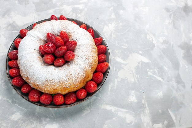 Torta di fragole vista frontale con zucchero in polvere su bianco