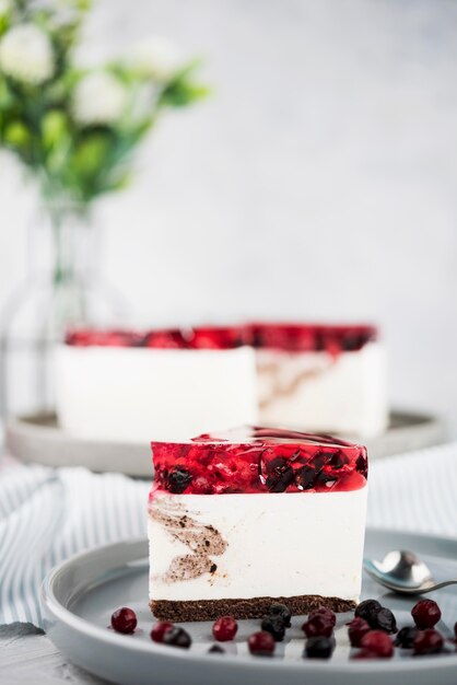 Torta di gelatina con decorazione di fiori