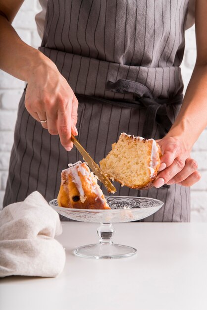 Torta di libbra di taglio della donna di vista frontale