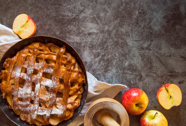 Torta di mele al forno sulla tavola di legno con frutta