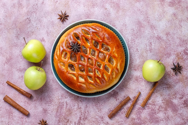 Torta di mele deliziosa fatta in casa con marmellata.