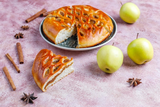 Torta di mele deliziosa fatta in casa con marmellata.