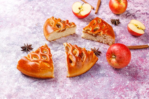 Torta di mele deliziosa fatta in casa con marmellata.