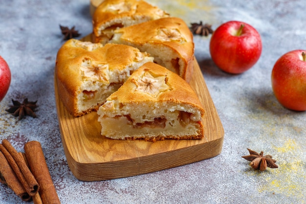 Torta di mele dolce fatta in casa con cannella.