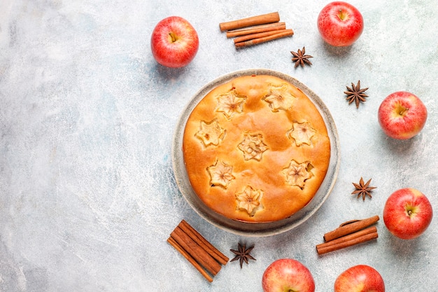 Torta di mele dolce fatta in casa con cannella.