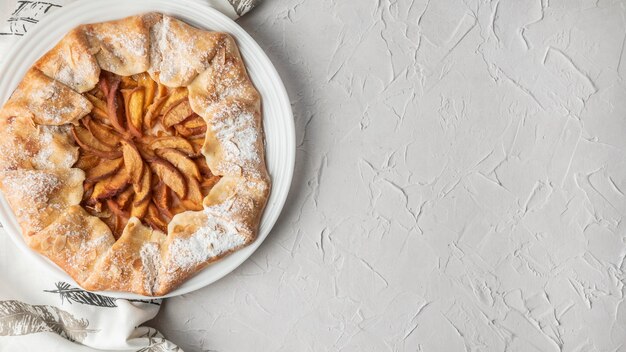 Torta di mele fatta in casa copia spazio piatto laici