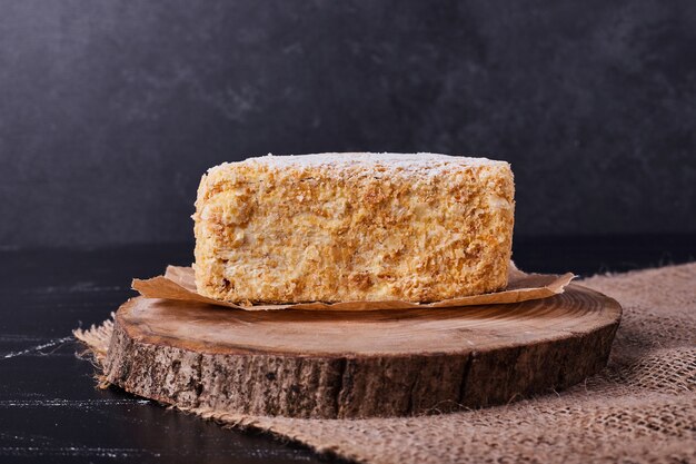 Torta di miele su sfondo scuro.