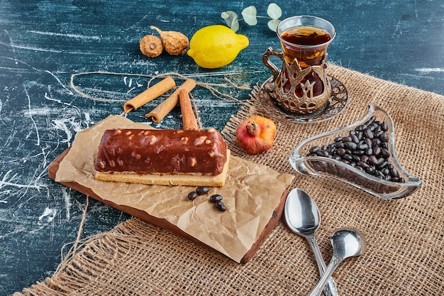 Torta di noci al cioccolato con un bicchiere di tè.