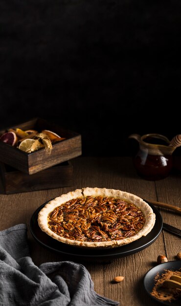 Torta di noci pecan fatta a mano deliziosa pronta per essere servita