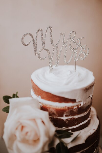 torta di nozze rustica con sig. e sig.ra topper su fondo di struttura marrone