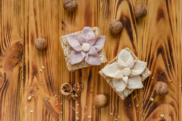 Torta di sfoglia di mele e nocciole - pastila, decorata con fiori