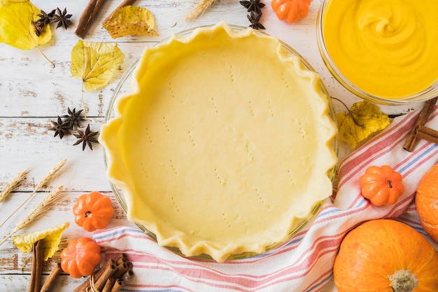 Torta di vista dall'alto sulla tavola di legno