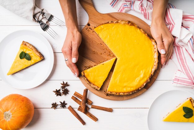 Torta di vista dall'alto sulla tavola di legno