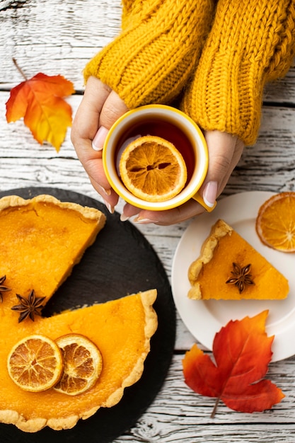 Torta di zucca a fette e tazza di tè