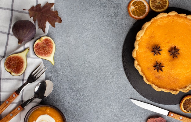 Torta di zucca vista dall'alto e posate