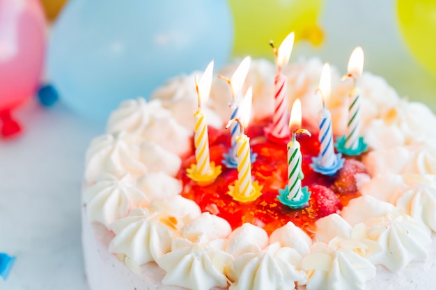 Torta dolce bianca con candele