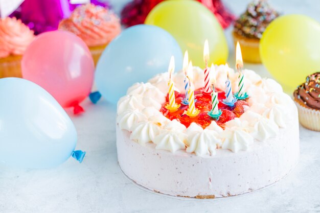 Torta dolce con diversi palloncini