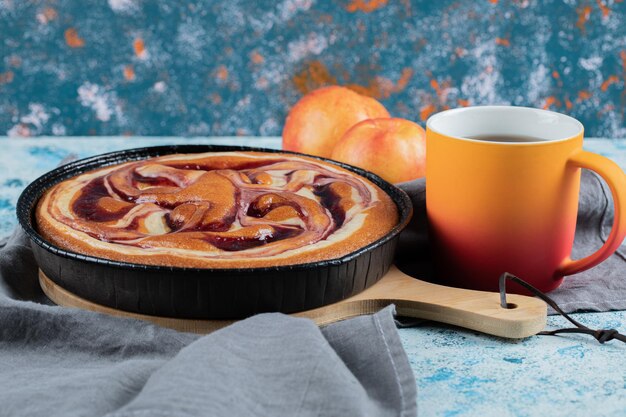 Torta dolce servita con una tazza di caffè.