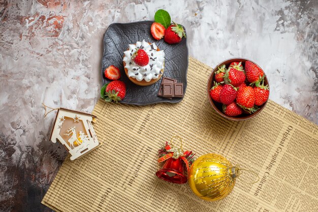 Torta dolce vista dall'alto con frutta su sfondo chiaro