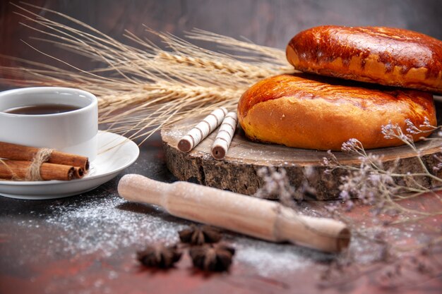 Torta dolce vista frontale con tè sul dolce torta torta tavolo scuro