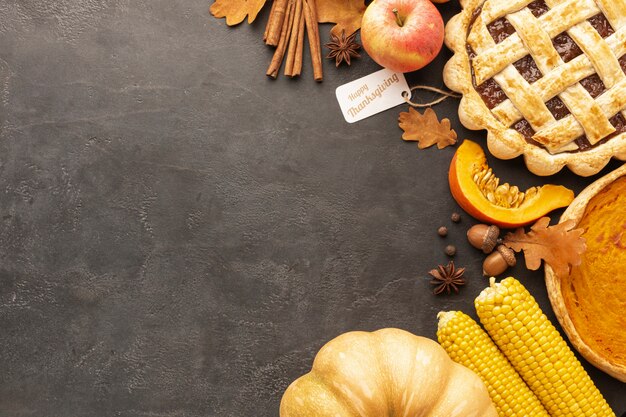 Torta e mele di vista superiore sul fondo dello stucco