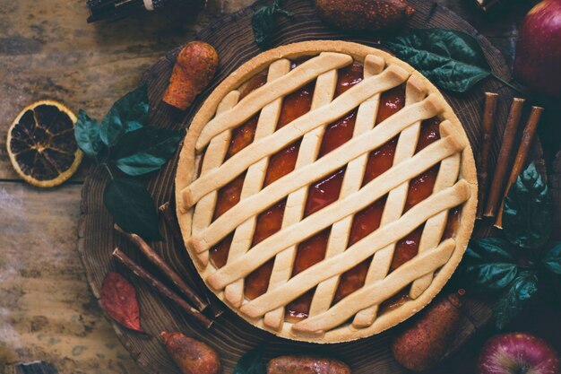 Torta e spezie del primo piano su legno