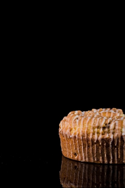 Torta fatta a mano del primo piano pronta per essere servito