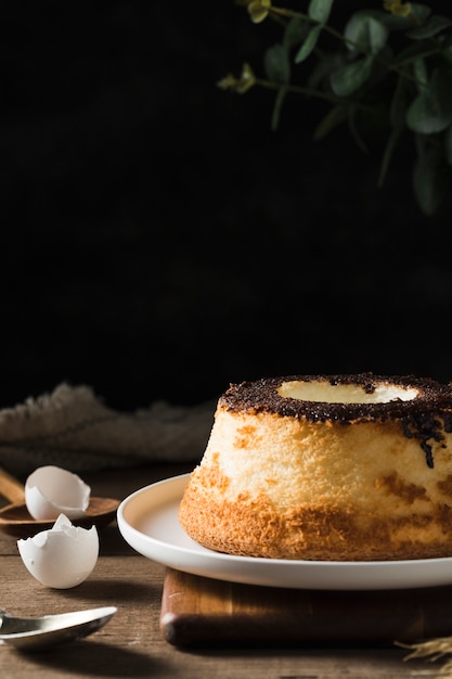 Torta fatta a mano del primo piano sul tavolo