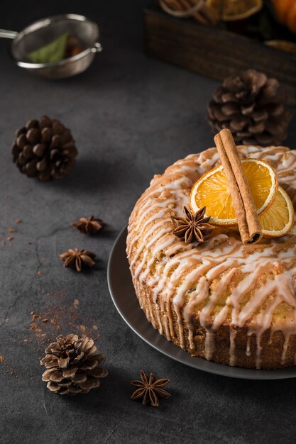 Torta fatta a mano deliziosa del primo piano sulla tavola