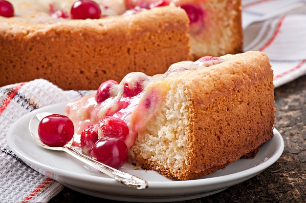 Torta fatta in casa con ciliegie e panna