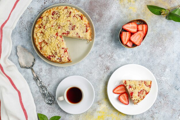 Torta fatta in casa deliziosa della briciola della fragola con le fette fresche della fragola